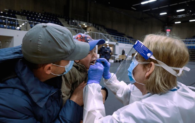Данска ги заостри рестриктивните мерки поради новата варијанта на коронавирусот