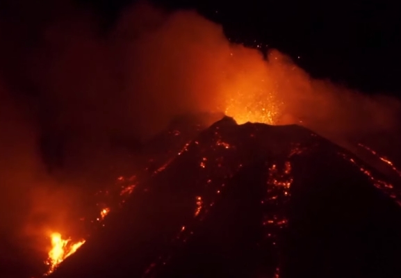 ВИДЕО: Се разбуди вулканот Етна, еруптира лава и пепел