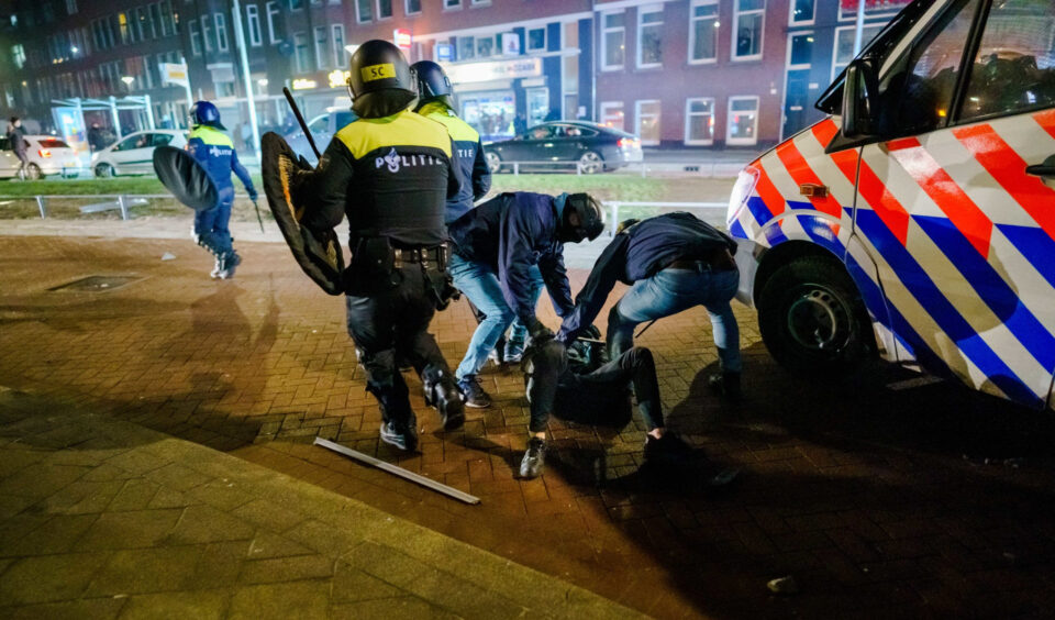 Најмалку 70 уапсени во немири во Холандија