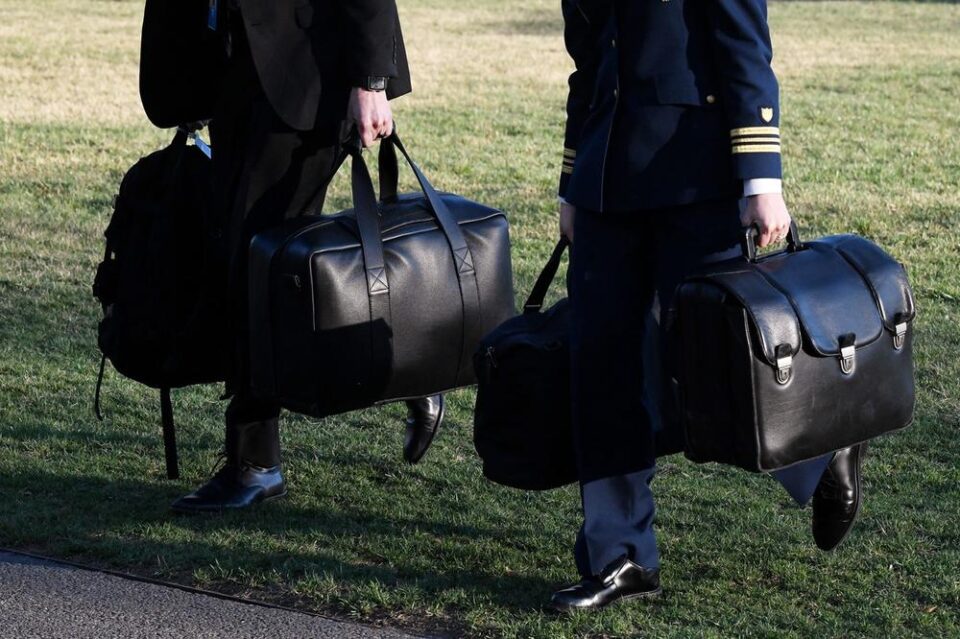 Во овој куфер се наоѓа тајната на американската моќ: Прв пат во историјата поранешниот претседател нема да го отстапи на сегашниот (ФОТО)