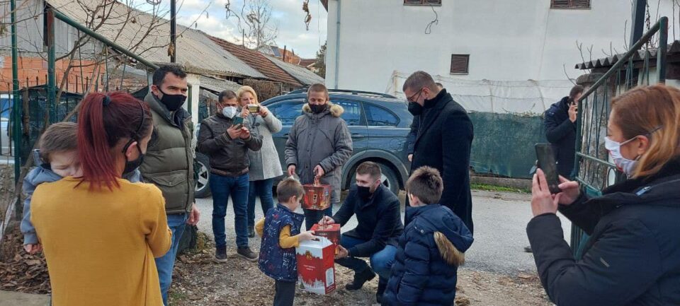 Каква приказна се крие зад последниот емотивен статус на Мицкоски за малиот Ангел