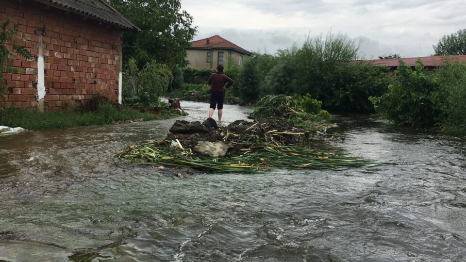 Поплавени дворови и куќи во Облешево