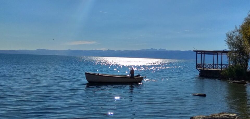 Сопственците да си ги дислоцираат кајчињата од брегот на Охридското Езеро, утре е последниот ден од дадениот рок