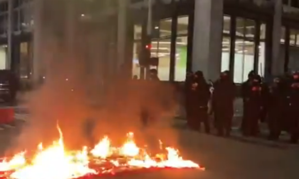 ВИДЕО: Немири во Портланд и Сиетл поради инаугурацијата на Бајден – антивладини демонстранти се судрија со полицијата