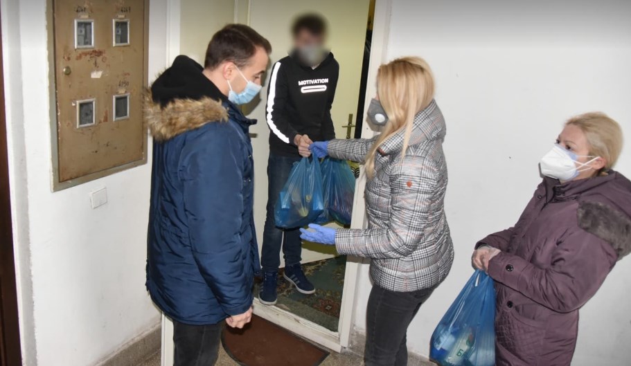 “Секој заслужува малку среќа”: Рози Мицкоска и пратеникот Стојаноски во пресрет на Божиќ посетија повеќе социјално ранливи семејства 