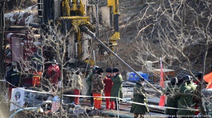 Спасени седум од 22 кинески рудари кои се затрупани две недели
