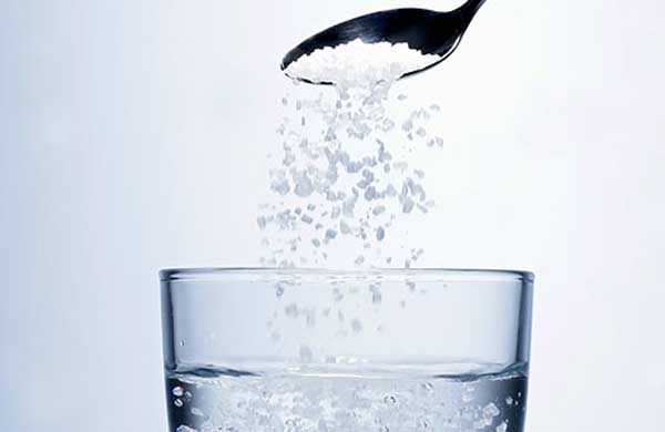 По една чаша солена вода секое утро – еве како ќе ви помогне ако ја пиете
