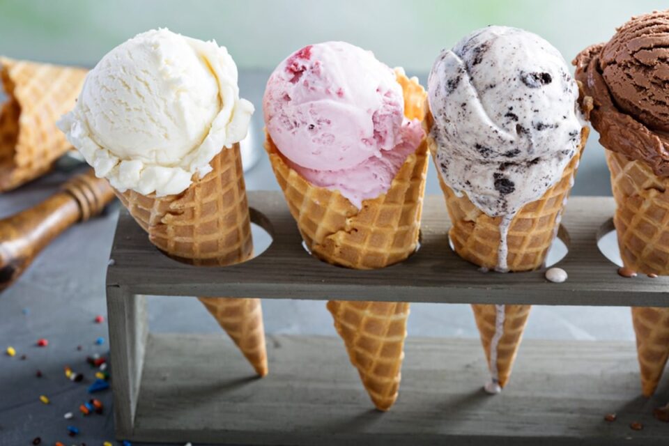 СТУДЕНО ОСВЕЖУВАЊЕ: Домашен сладолед од чоколадо и малина за разладување во жешките денови