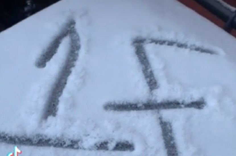 ВИДЕО: Пронајде невообичаена порака во снегот, па ги праша луѓето што тоа значи – одговорите ја преплашија до смрт !
