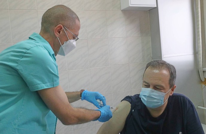 Во Србија почна имунизацијата со вакцината Спутник V, први ја примија Дачиќ и Вулин