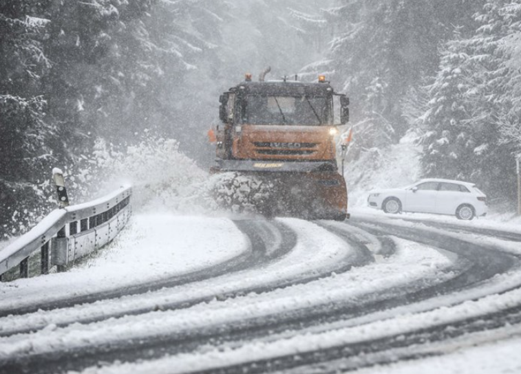 Зимски услови на патиштата, на овие патни правци воведени забрани за тешките товарни возила