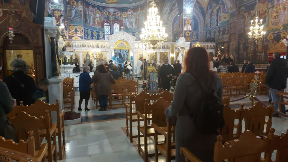 ФОТО: Црквите во Грција сепак ги отворија вратите за верниците за Водици