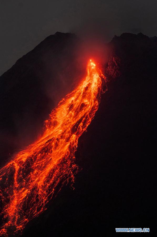 ИЗБУВНА МЕРАПИ – најактивниот вулкан во Индонезија исфрла лава (ФОТО)