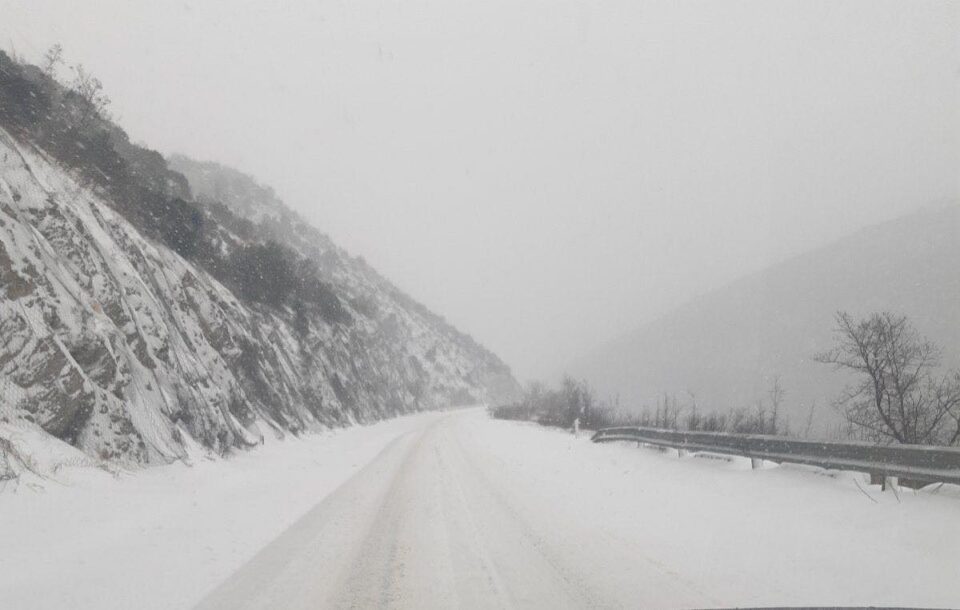 Снегот и денеска ги изненади властите: Автопатот Скопје-Велес денеска заборавен од властите (ВИДЕО)