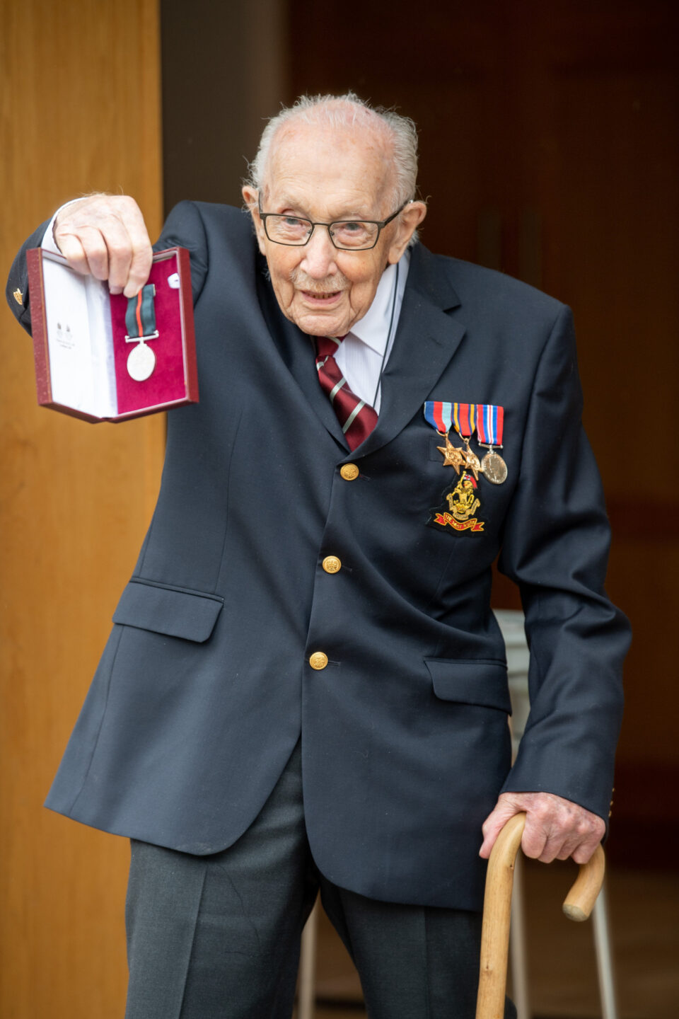 На 100-годишна возраст почина Сер Том Мур, ветеран од втората светската војна откако бил позитивен на коронавирусот