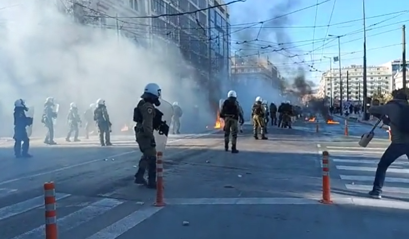 ХАОС ВО АТИНА: Фрчеа молотови коктели и камења- полицијата возврати со солзавец и шок бомби (ВИДЕО)