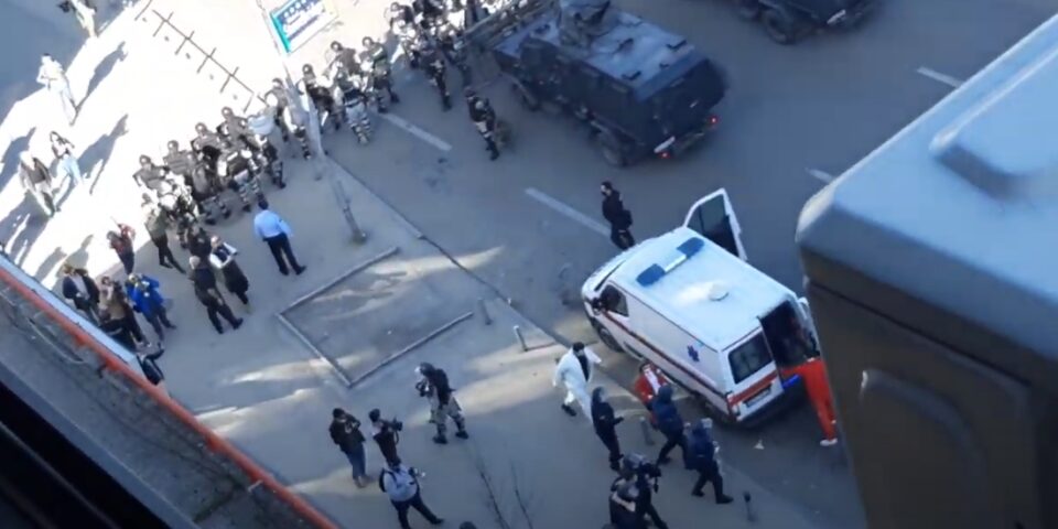 Новинар удрен со тврд предмет на протестот за „Монструм“, завршил во Градска со тешки повреди