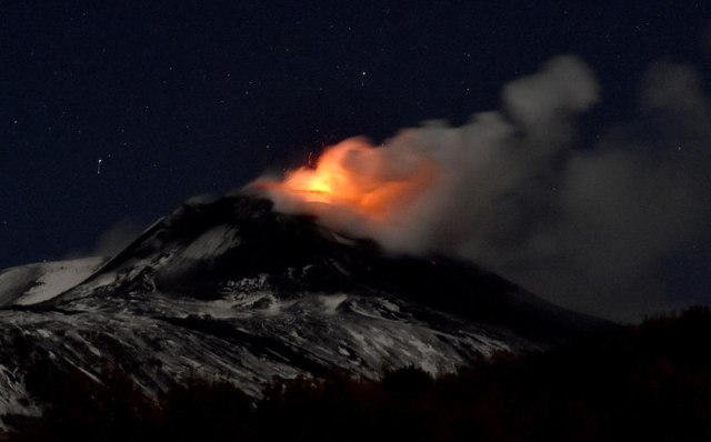 Етна повторно исфрла лава и пепел, населени места не се загрозени