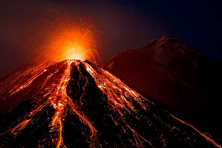 Ерупција на вулканот Етна на Сицилија, аеродромот во Катанија привремено затворен
