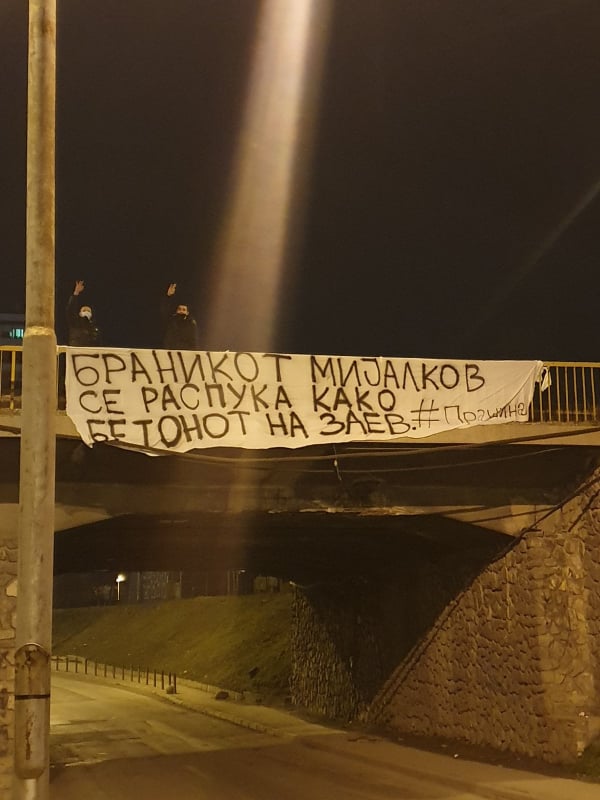 Герила на ВМРО-ДПМНЕ на „Бихачка“: Браникот Мијалков се распука како бетонот на Заев (ФОТО)