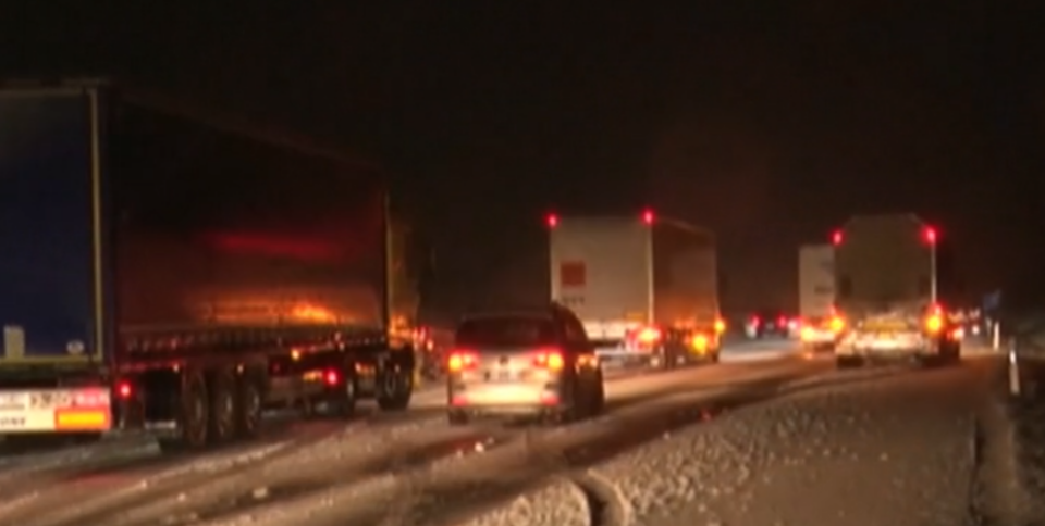 ВКЛУЧЕН ЦРВЕНИОТ АЛАРМ: Снежна бура со силен ветер ја погоди Германија – стотици сообраќајни несреќи, 28 повредени (ФОТО)