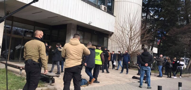 Полицијата на Спасовски удри против средношколците: Кордон полиција ја штити Царовска од средношколците