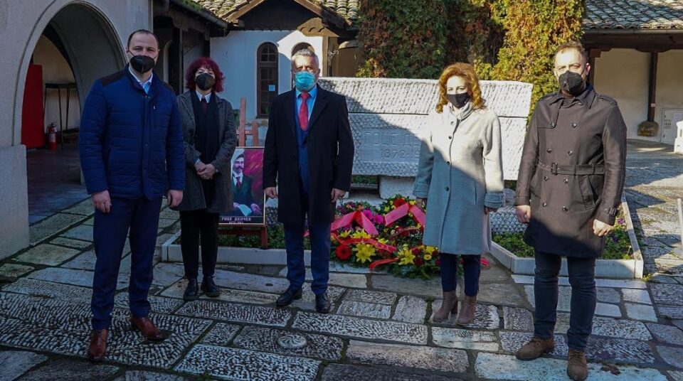 Делегација на ВМРО-ДПМНЕ положи свежо цвеќе на гробот на Гоце Делчев: ВМРО-ДПМНЕ останува на браникот на татковината, Делчев е нашиот идентитет (ФОТО)