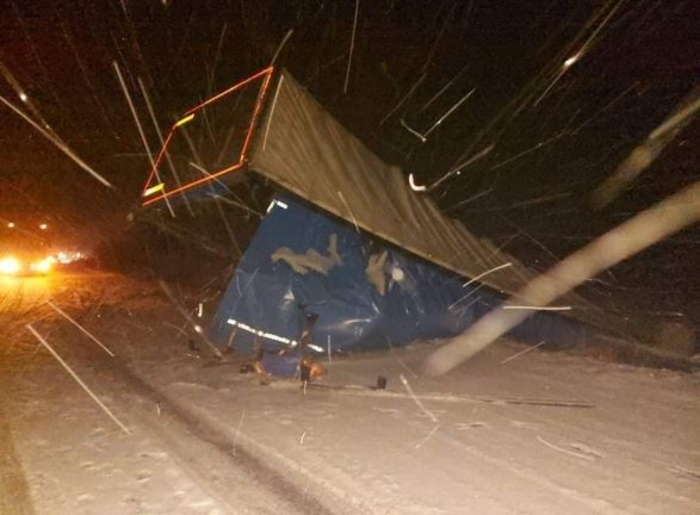 Камион излета од патот поради снегот кои не го чистат надлежните- причинета е огромна материјална штета
