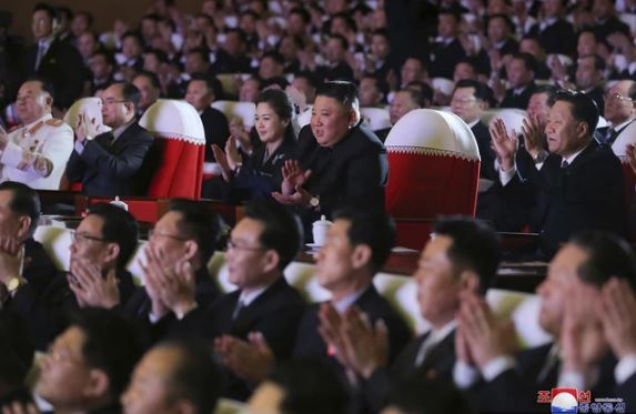 ФОТО: Мистериозната сопруга на Ким Јонг Ун, се појави во јавноста после една година