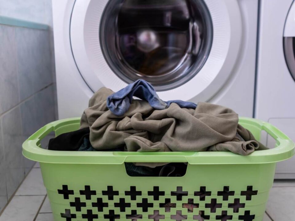 Корпата за валкани алишта ви стои во тоалетот – Еве зошто тоа е голема грешка