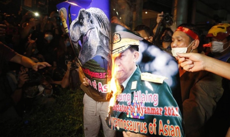 Демонстарции по државниот удар во Мјанмар, полицијата со водени топови ги растера демонстрантите