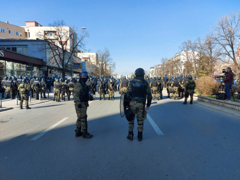 ФОТО: Полицијата ќе се обиде да ги спречи демонстрантите да дојдат до пред судот!