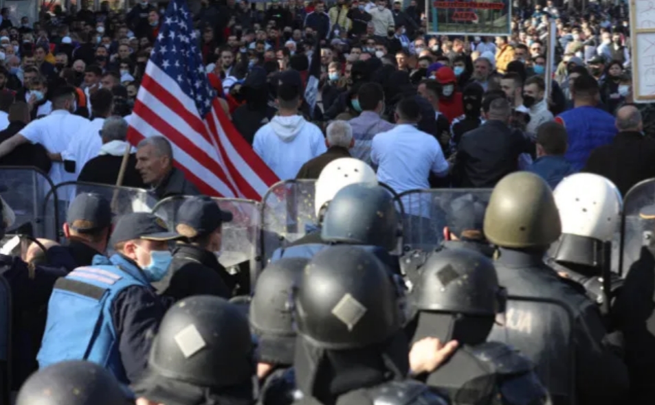 Повредени седум полицајци во протестот за „Монструм“, приведени 8 лица