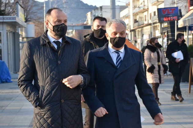 ФОТО: Министрите и градоначалникот на Прилеп ги броеа затворените дуќани Старата чаршија?