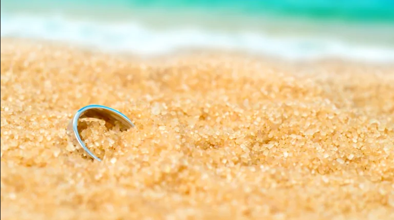 ЌЕ ВИ СЕ НАСОЛЗАТ ОЧИТЕ: Пронашол прстен на плажа – на него биле испишани иницијали кои откриле неверојатна приказна од пред 30 години!