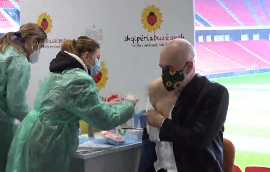 ВИДЕО: Еди Рама ја прими и вотората доза на вакцина против корона вирус