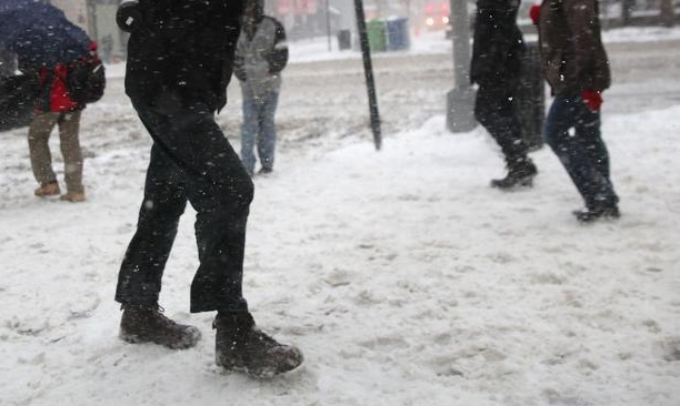 Паѓале на снег и се лизгале од мразот, над 40 граѓани од Кочани добиле скршеници и други повреди