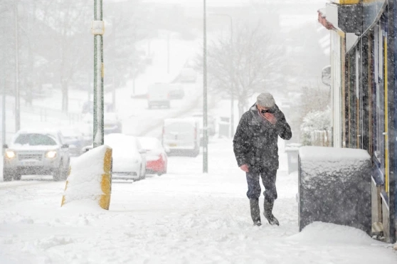 Британија најавува ледена снежна бура „Дарси“