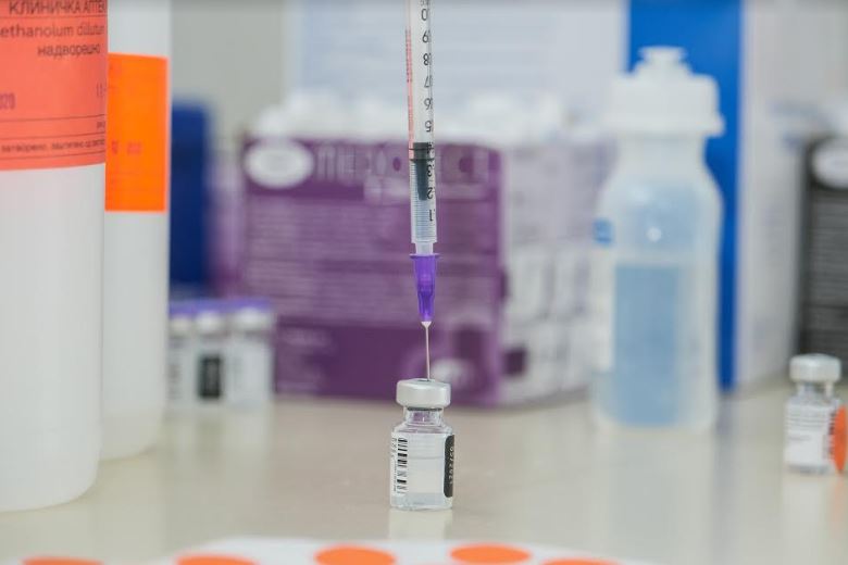 По медицинските лица, новинарите и медиумските работници следни за вакцинирање
