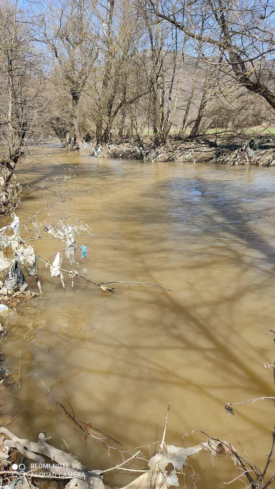 Еколошка катастрофа на реката Треска во Кичево – водата буквално е непрепознатлива (ФОТО)