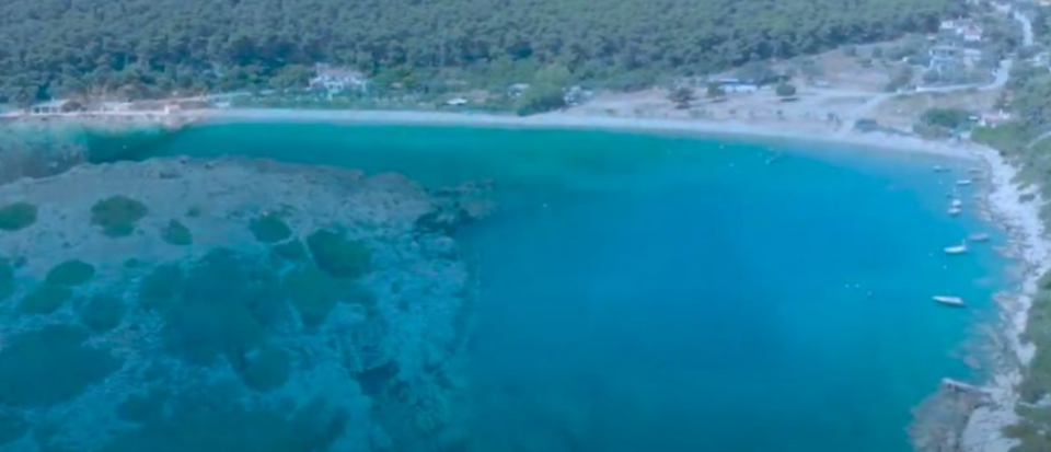 Феноменална и опасна плажа во Грција: Освен по ајкули, позната е и како епицентар на силен земјотрес