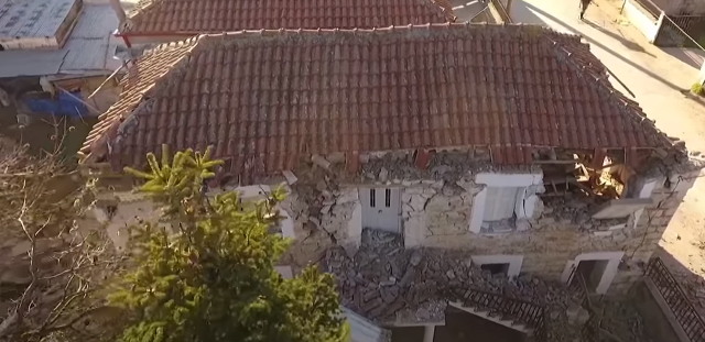 СНИМКИ ОД ДРОН: Срушени згради, домови срамнети со земја, тлото во Грција не мирува и утрово нови силни потреси (ВИДЕО)