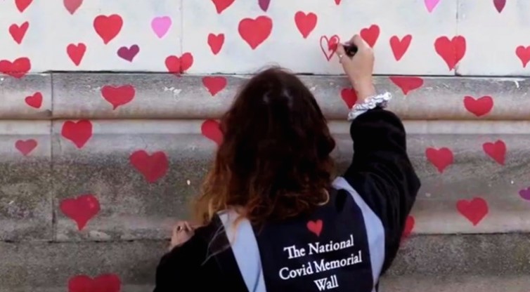 Во чест на починатите од коронавирус, активисти на ѕид во Лондон цртаат 150.000 срца