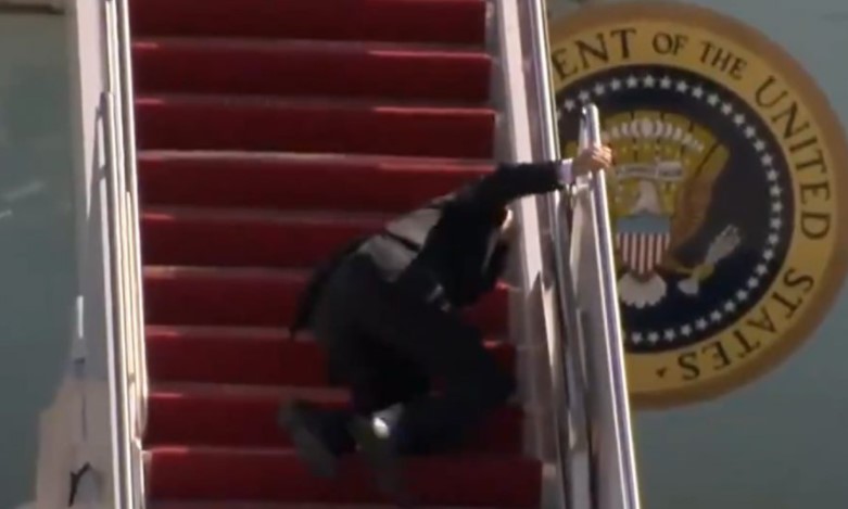Американскиот претседател имаше незгода: Бајден падна по сопнување на авионски скали (ВИДЕО)
