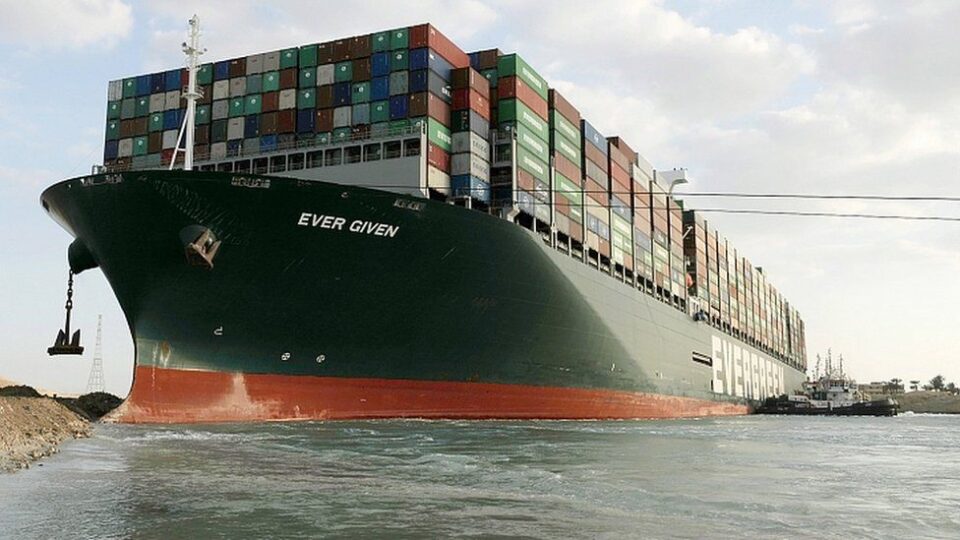 Заглавениот брод „Евер Гивен“ повторно плови и се движи по Суецкиот Канал