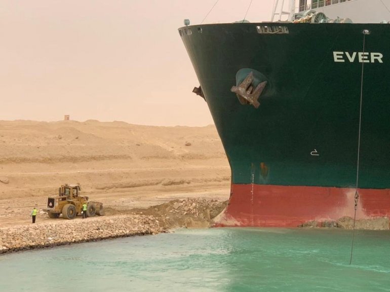 Над 400 бродови чекаат да преминат преку Суецкиот Канал