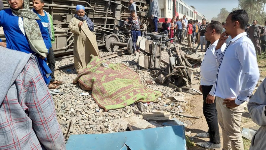Хорор во Египет: Загинаа најмалку 32 лица во судар на два воза