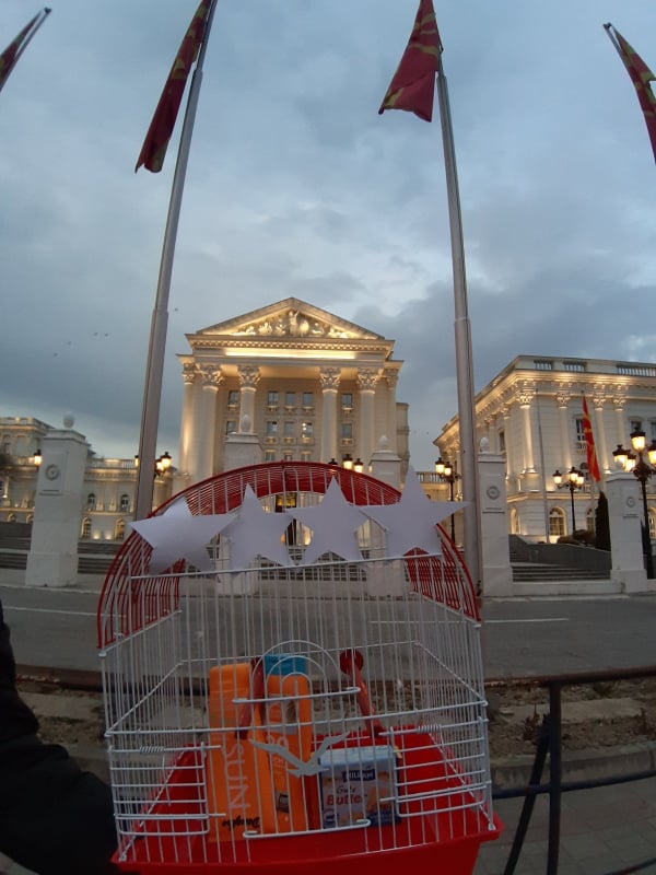 Герила акција на УМС на ВМРО-ДПМНЕ: Кафез со 4 ѕвезди за Рашковски и Николовски, со крема за сончање и путер (ФОТО)