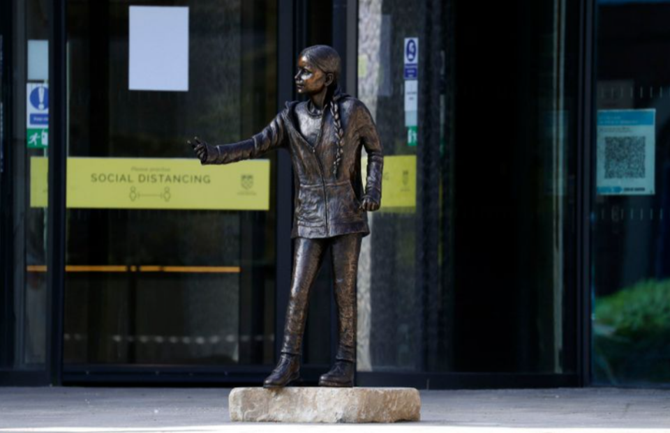 Споменик на Грета Тунберг вреден 28.000 евра е подигнат во двор на универзитет – студентите протестираат (ФОТО)