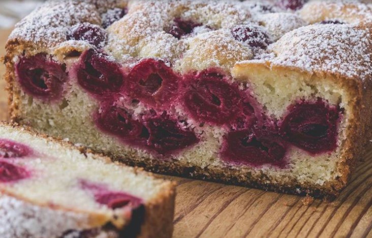 Вкусен десерт кој ќе ве потсети на детството: Направете колач со вишни